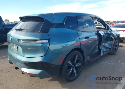 2023 BMW Ix xDrive50 z USA, uszkodzony, nr VIN WB523CF04PCM41160